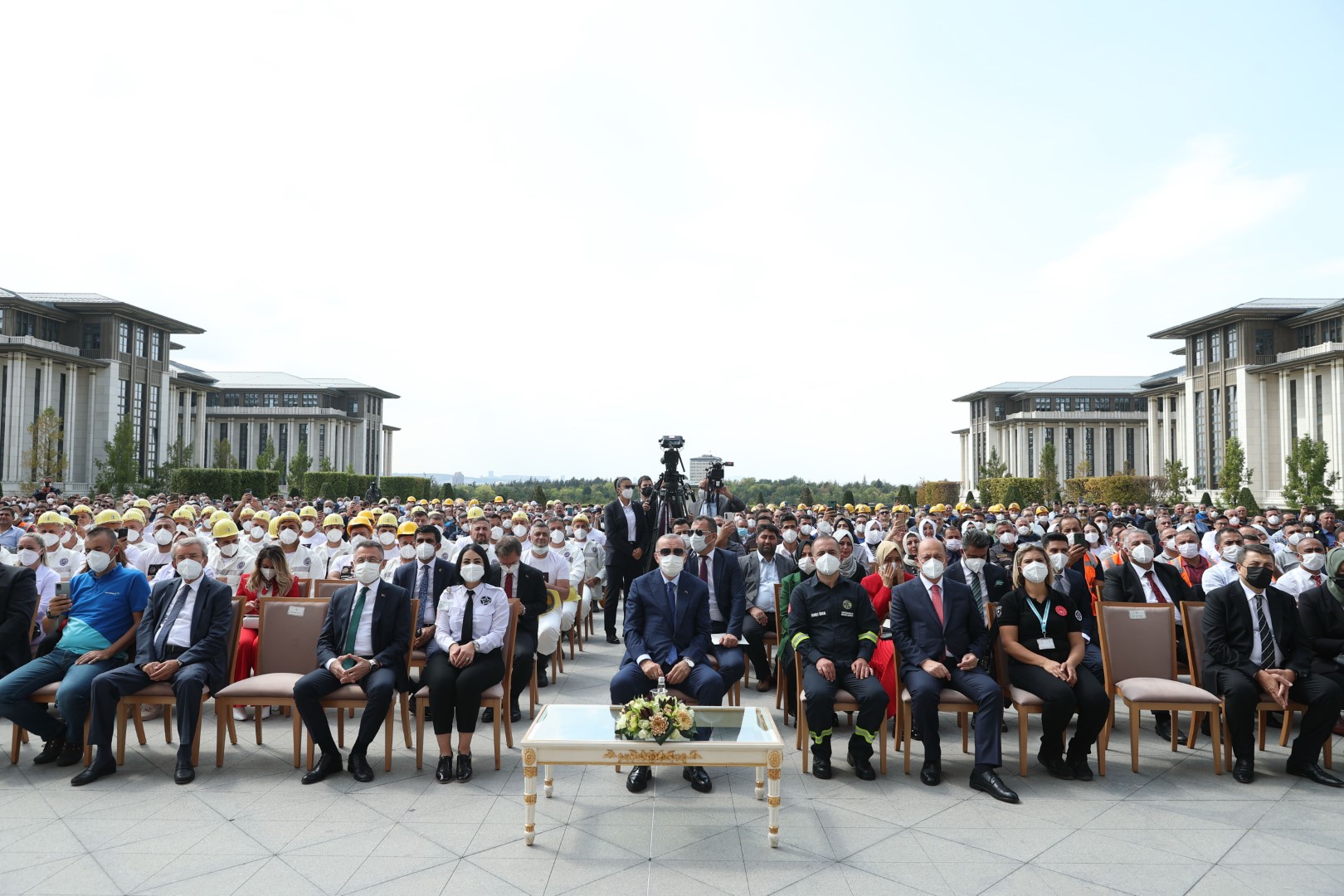 CUMHURBAŞKANI ERDOĞAN, TÜRK-İŞ'Lİ İŞÇİLERLE BİR ARAYA GELDİ